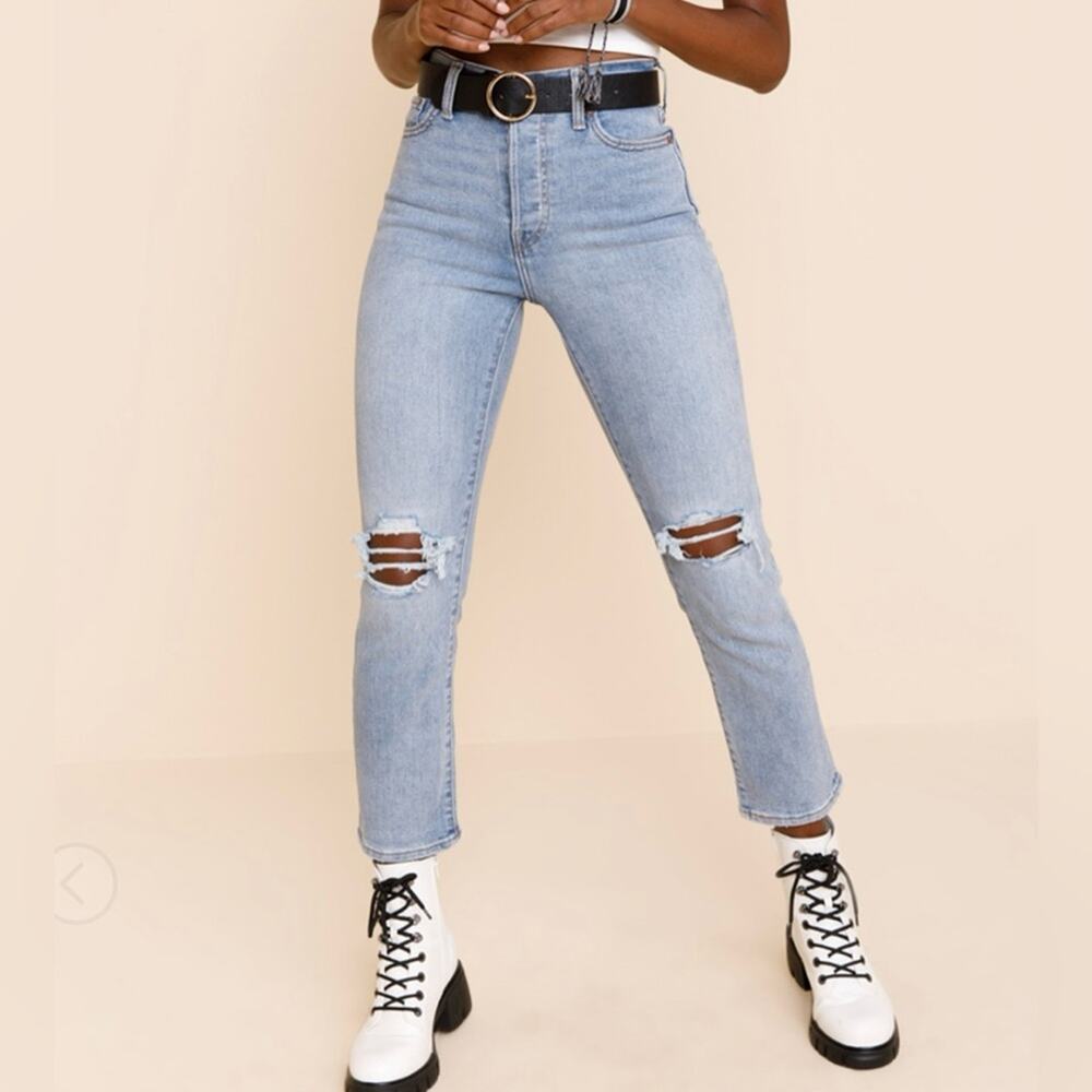 Levi's Women's Wedgie Straight Fit Distressed Knee Jeans Light Wash Size 30